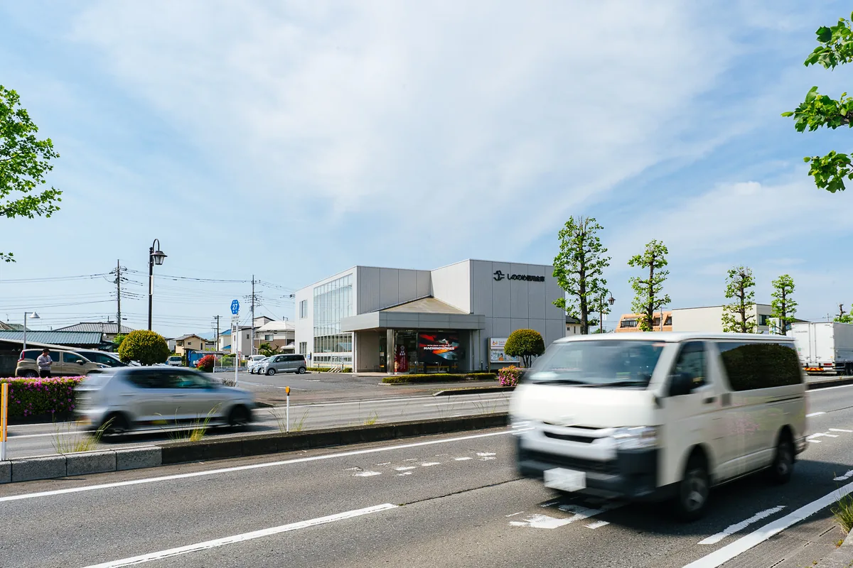 ビジョンの前を通行する車。県道高崎駒形線の交通の様子